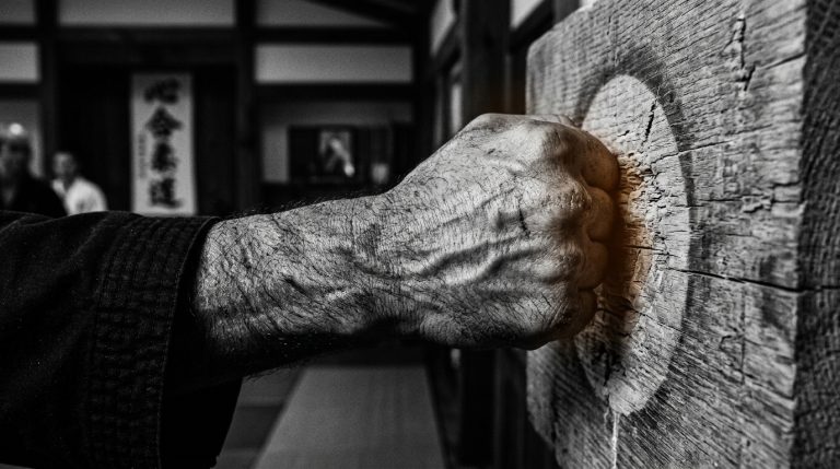 The One-Inch Punch Explained: The Biomechanics Behind Bruce Lee’s Most Famous Strike